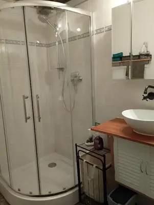 Ein Badezimmer in der Unterkunft Helles Doppelzimmer im Untergeschoss mit Bad im Grünen nahe Potsdam