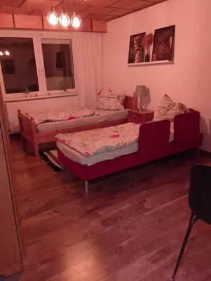 Ein Bett oder Betten in einem Zimmer der Unterkunft Helles Doppelzimmer im Untergeschoss mit Bad im Grünen nahe Potsdam