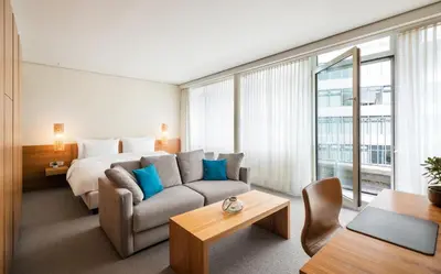 Ein Sitzbereich in der Unterkunft Lindner Hotel Berlin Ku'damm, part of JdV by Hyatt