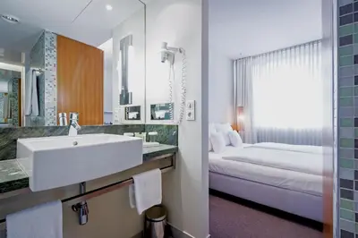 Ein Bett oder Betten in einem Zimmer der Unterkunft Lindner Hotel Berlin Ku'damm, part of JdV by Hyatt