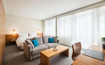 Ein Sitzbereich in der Unterkunft Lindner Hotel Berlin Ku'damm, part of JdV by Hyatt