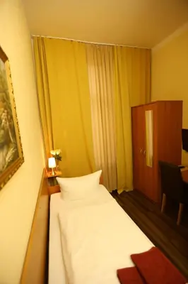 Ein Bett oder Betten in einem Zimmer der Unterkunft Hotel AI Königshof