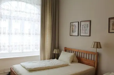 Ein Bett oder Betten in einem Zimmer der Unterkunft Hotel Pension Waizenegger am Kurfürstendamm