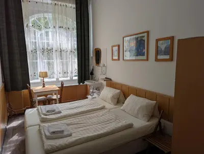 Ein Bett oder Betten in einem Zimmer der Unterkunft Hotel Pension Waizenegger am Kurfürstendamm