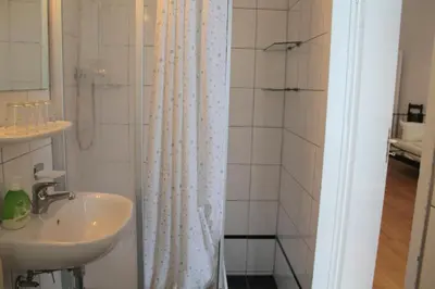 Ein Badezimmer in der Unterkunft Hotel Pension Waizenegger am Kurfürstendamm