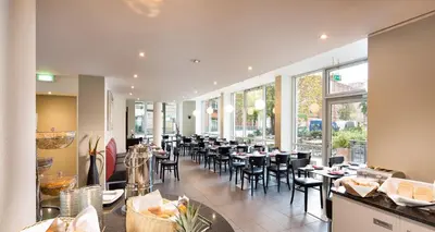 Ein Restaurant oder anderes Speiselokal in der Unterkunft Victor's Residenz-Hotel Berlin Tegel