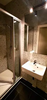 Ein Badezimmer in der Unterkunft ALFA Hotel
