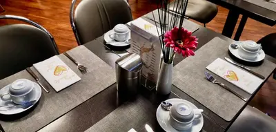 Ein Restaurant oder anderes Speiselokal in der Unterkunft ALFA Hotel