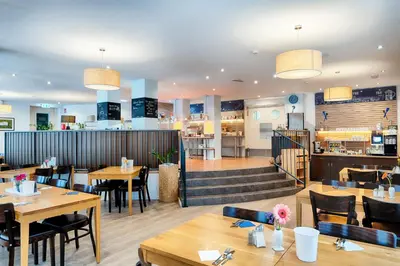 Ein Restaurant oder anderes Speiselokal in der Unterkunft Businesshotel Berlin
