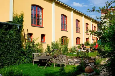 Ein Garten an der Unterkunft Kulturgasthof Alte Reederei