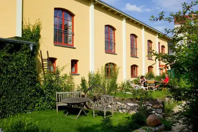 Ein Garten an der Unterkunft Kulturgasthof Alte Reederei