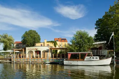 Blick auf einen Fluss in der Nähe des Aparthotels