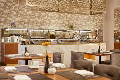 Ein Restaurant oder anderes Speiselokal in der Unterkunft HYPERION Hotel Berlin