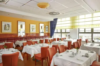 Ein Restaurant oder anderes Speiselokal in der Unterkunft H+ Hotel Berlin Mitte