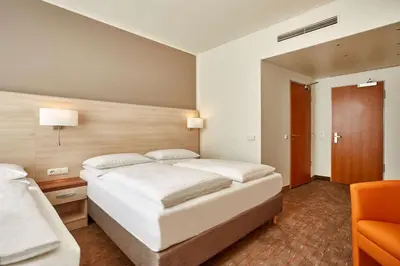Ein Bett oder Betten in einem Zimmer der Unterkunft H+ Hotel Berlin Mitte
