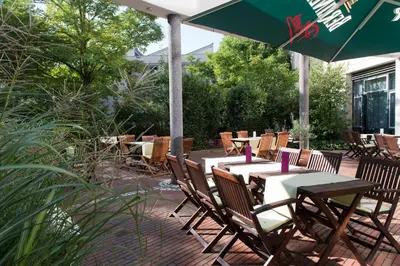 Ein Garten an der Unterkunft Wyndham Garden Hennigsdorf Berlin