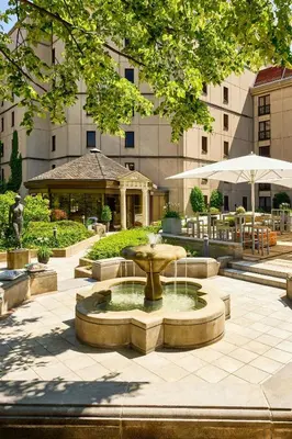 Ein Garten an der Unterkunft The Westin Grand Berlin