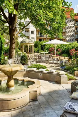 Ein Garten an der Unterkunft The Westin Grand Berlin