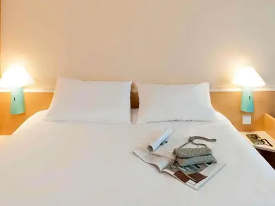 Ein Bett oder Betten in einem Zimmer der Unterkunft ibis Berlin City Potsdamer Platz