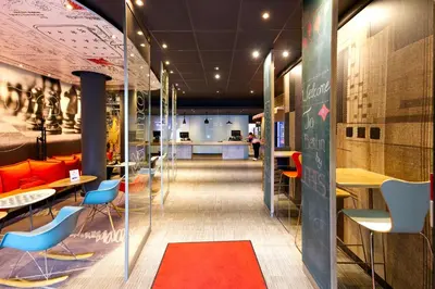 Ein Sitzbereich in der Unterkunft ibis Berlin City Potsdamer Platz
