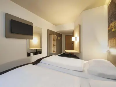 Ein Bett oder Betten in einem Zimmer der Unterkunft B&B Hotel Berlin City-West
