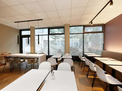 Ein Restaurant oder anderes Speiselokal in der Unterkunft B&B Hotel Berlin City-West