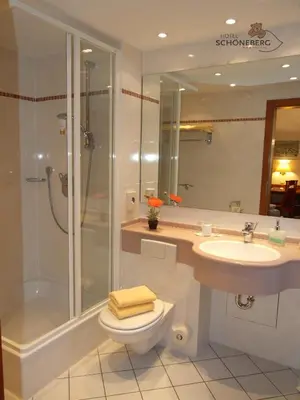 Ein Badezimmer in der Unterkunft Hotel Schöneberg