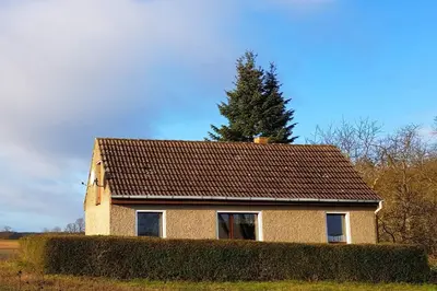 Das Gebäude in dem sich das Ferienhaus befindet