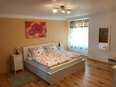 Ein Bett oder Betten in einem Zimmer der Unterkunft Sanierte möblierte Altbauwohnung am Waldrand für bis zu 6 Personen