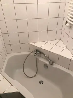 Ein Badezimmer in der Unterkunft Sanierte möblierte Altbauwohnung am Waldrand für bis zu 6 Personen