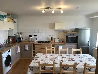 Küche/Küchenzeile in der Unterkunft Sanierte möblierte Altbauwohnung am Waldrand für bis zu 6 Personen
