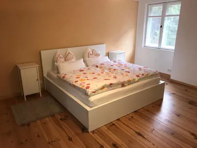 Ein Bett oder Betten in einem Zimmer der Unterkunft Sanierte möblierte Altbauwohnung am Waldrand für bis zu 6 Personen