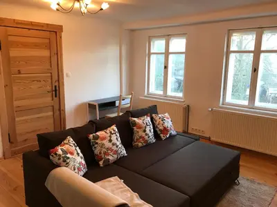 Ein Sitzbereich in der Unterkunft Sanierte möblierte Altbauwohnung am Waldrand für bis zu 6 Personen