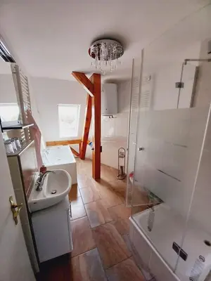 Ein Badezimmer in der Unterkunft Schwarzer Adler Ferienwohnung mit 3 Schlafzimmern und 2 WC