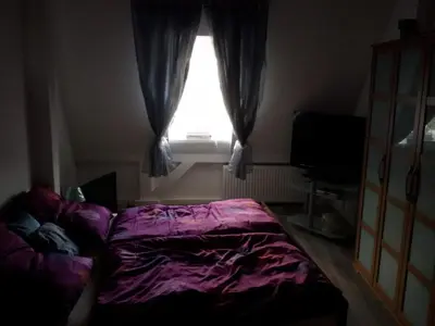 Ein Bett oder Betten in einem Zimmer der Unterkunft Schwarzer Adler Ferienwohnung mit 3 Schlafzimmern und 2 WC