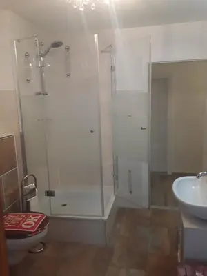 Ein Badezimmer in der Unterkunft Schwarzer Adler Ferienwohnung mit 3 Schlafzimmern und 2 WC