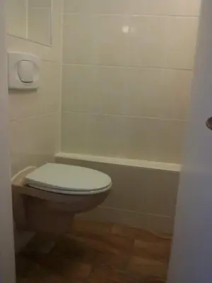 Ein Badezimmer in der Unterkunft Schwarzer Adler Ferienwohnung mit 3 Schlafzimmern und 2 WC