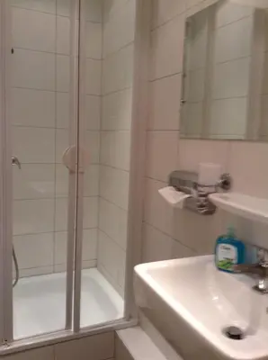 Ein Badezimmer in der Unterkunft Hotel Garni Kleist am Kurfürstendamm
