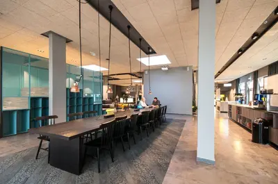 Ein Restaurant oder anderes Speiselokal in der Unterkunft a&o Berlin Mitte