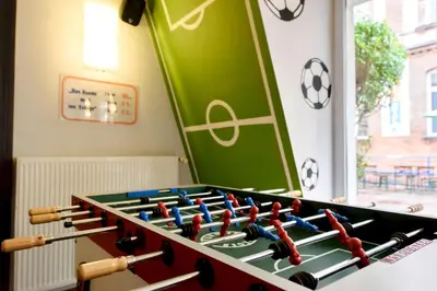 Eine Spielezimmer in der Unterkunft a&o Berlin Friedrichshain