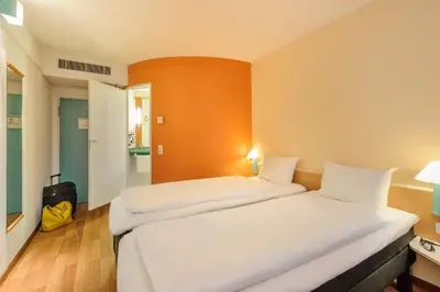 Ein Bett oder Betten in einem Zimmer der Unterkunft ibis Berlin Dreilinden