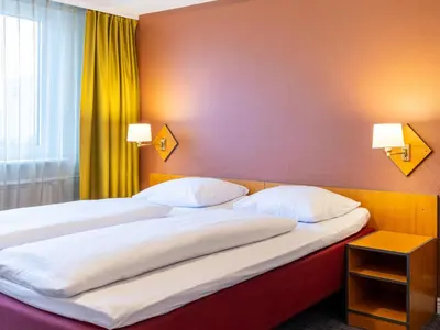 Ein Bett oder Betten in einem Zimmer der Unterkunft Good Morning + Berlin City East