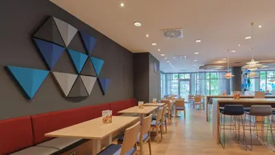 Ein Restaurant oder anderes Speiselokal in der Unterkunft Holiday Inn Express Berlin City Centre by IHG