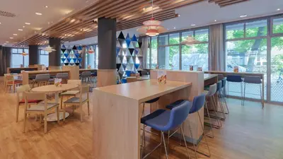 Ein Restaurant oder anderes Speiselokal in der Unterkunft Holiday Inn Express Berlin City Centre by IHG
