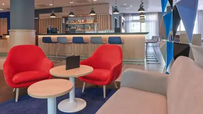 Ein Sitzbereich in der Unterkunft Holiday Inn Express Berlin City Centre by IHG