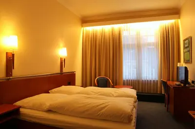 Ein Bett oder Betten in einem Zimmer der Unterkunft Kurfürst am Kurfürstendamm