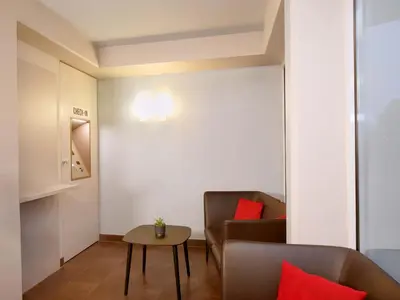 Ein Sitzbereich in der Unterkunft B&B Hotel Berlin Genshagen-Süd