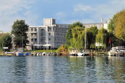Blick auf einen Fluss in der Nähe des Hotels