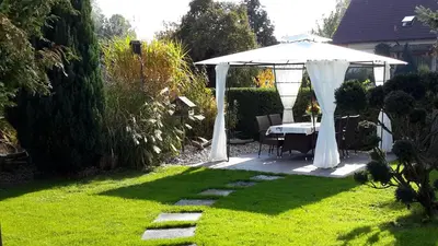 Ein Garten an der Unterkunft Falkenapartment Berlin