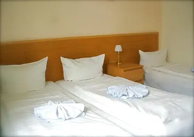 Ein Bett oder Betten in einem Zimmer der Unterkunft Hotel Messe am Funkturm